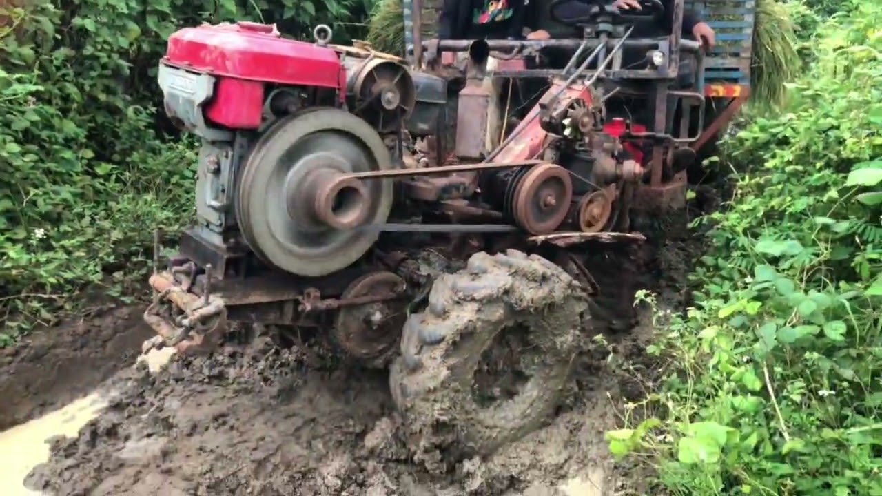 Xe công nông hai câu gặp đường lây 