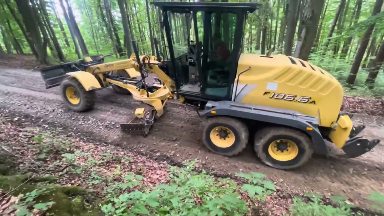 Waldweg Sanierung mit Bodenfr&auml;se, Gr&auml;der und V&ouml;gele Stra&szlig;enfertiger.
