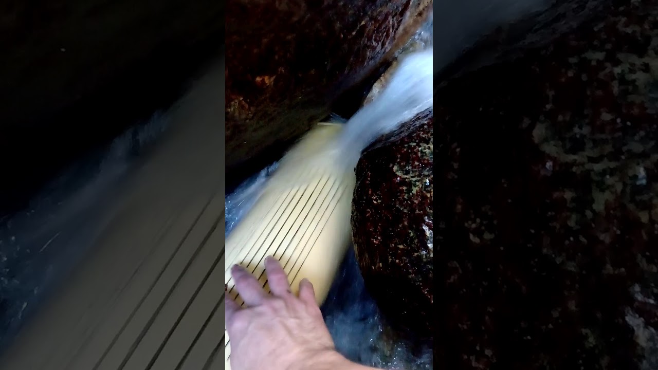 Boca toma de agua en arroyo