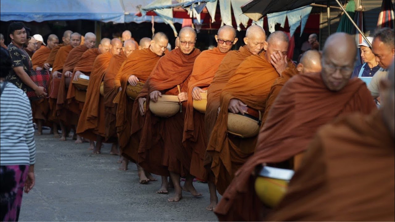 22/02/69 คณะสงฆ์จากพุทธอุทยานที่พักสงฆ์วัดป่าบ่อน้ำพระอินทร์ ออกบิณฑบาตที่ช่องเม็ก