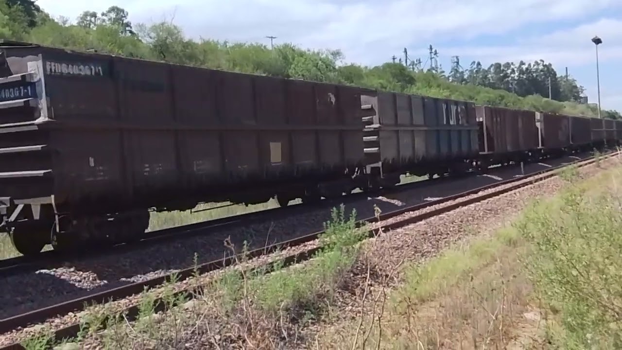 Locomotiva GT22CUM 4643 tracionando sozinha uma composição de 70 vagões vazios 