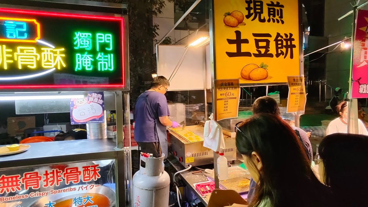 ￼ 過年期間 嘉義最值得的逛街熱點 人潮洶湧 帶大家一鏡到底 從頭走到尾 嘉義文化路夜市攤商￼多元又豐富 推薦這個現煎土豆餅 好好吃好買又好逛 歡迎來這邊 逛好逛滿￼ 