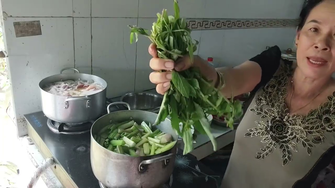 mâm cơm có thịt kho tàu và canh chua cá./CLMT