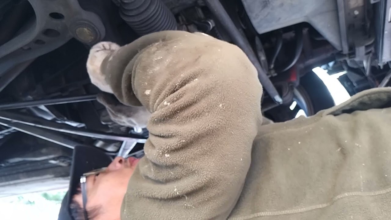 Installing M3 X-brace on the E36 318 (E36 318安裝M3井字下結構桿)