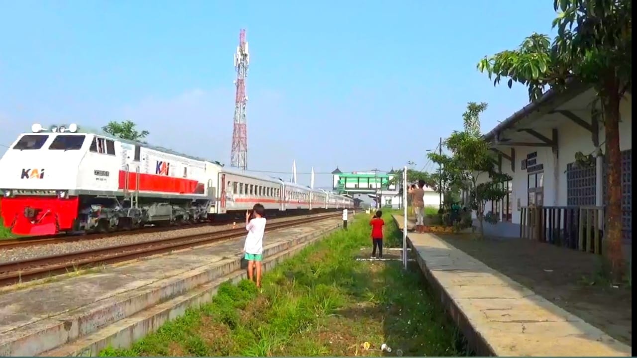 3 Kereta Jarak Jauh Ngebut Di Track Datar & Lurus