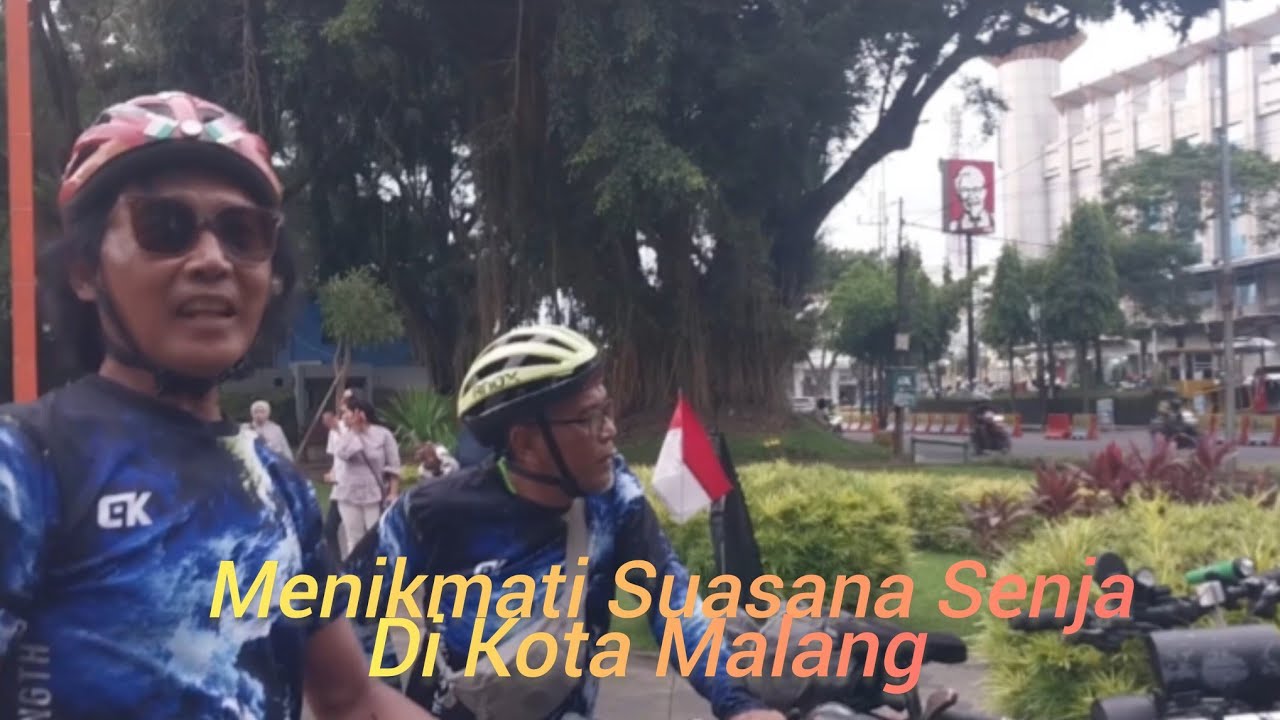 Jalan Kaki Melihat Indahnya Suasana Panorama Kota Malang Di Senja Yang Syahdu