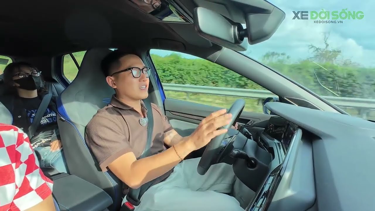 Cùng Xe Đời Sống khám phá 5 điểm giúp Golf R chinh phục danh hiệu “Xe Thể Thao của Năm” #vwgolf