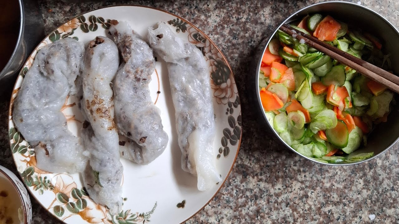 ông noel làm bánh cuốn (Hanoi rice rolls)