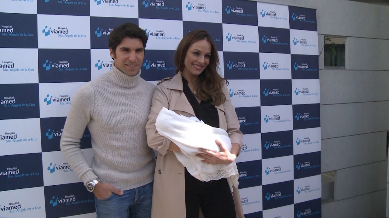 Eva González y Cayetano Rivera posan por primera vez con su bebé