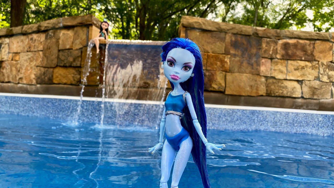 The Pool Diving Contest- A Monster High/Ever After High Stop Motion