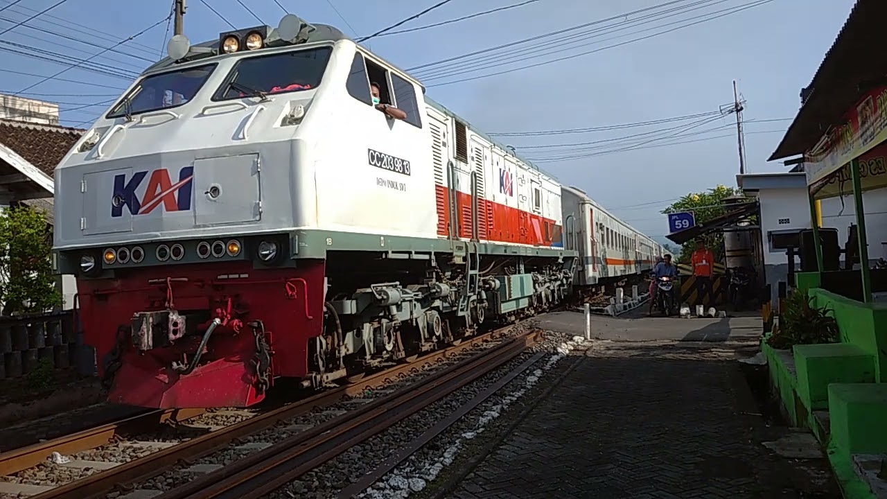 KA 367 Penataran berjalan perlahan di JPL 59 Arjosari, Malang