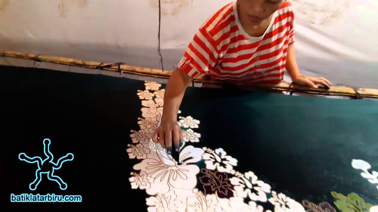 Batik Latar Biru : Proses Batik Hingga Packing