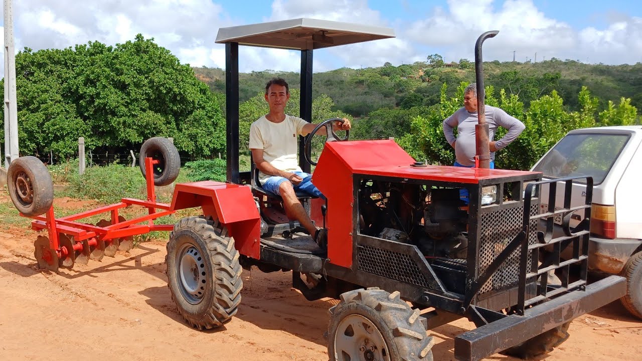 MOSTRANDO TRATOR CASEIRO FEITO COM MOTOR DE MOTO 150 TRABALHANDO