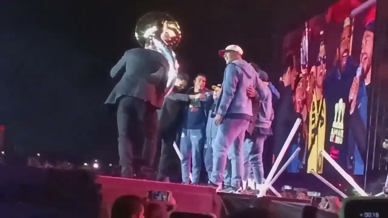 (mi mayor anhelo banda MS) cantando con jugadores del club América festejos del tricampeonato.