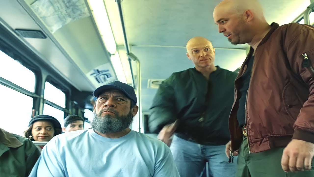 Un Vieil Homme Badass Tabasse des Voyous Qui Harcèlent un Autre Vieil Homme Dans le Bus