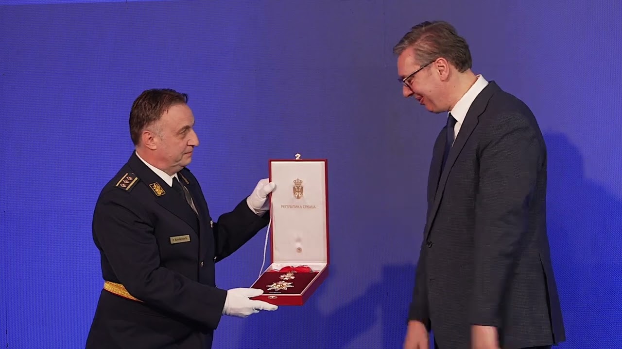 Predsednik Vučić uručio odlikovanja jedinicama i ustanovama Vojske Srbije povodom Dana državnosti
