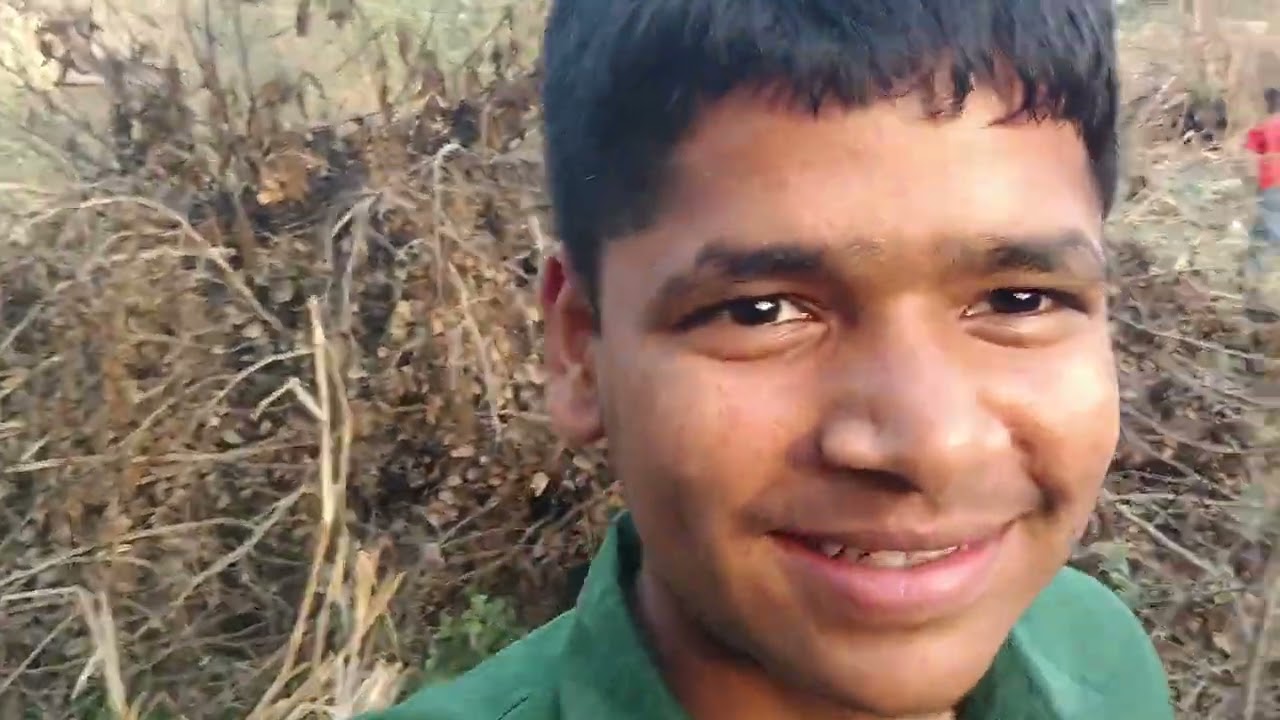 क्रिकेट का बोल ढुड रहे हैं पानी में बच्चे 