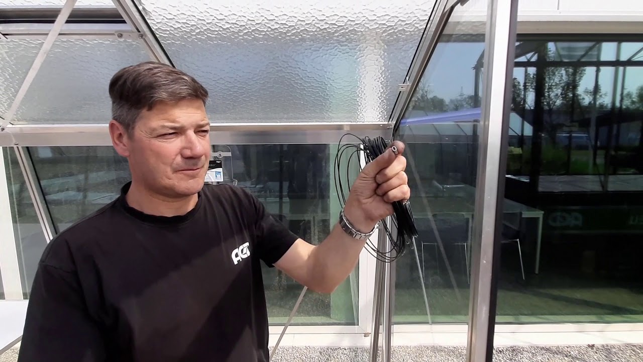 Schattiergewebe im Gewächshaus montieren
