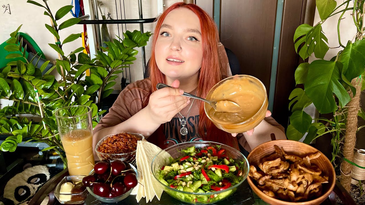 МУКБАНГ | Салат с хрустящим рисом и ореховой заправкой | Mukbang | Crispy rice salad | Vegan 🥗