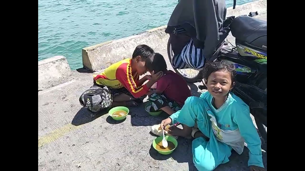 Menikmati es dawet di pelabuhan Branta pesisir 2 februari 2026.