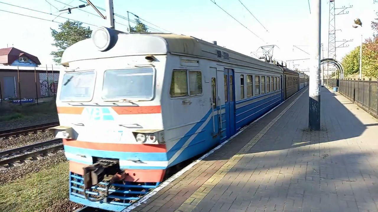 электричка Казатин-Киев на ст. Боярка/train Kazatin-Kiev at the station. Boyarka