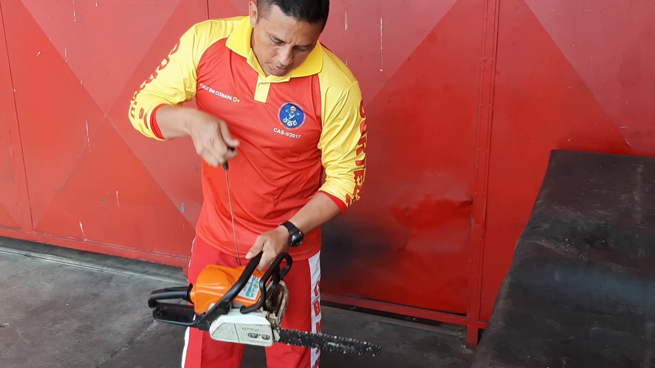 Como desafogar a motosserra sem retirar a vela.