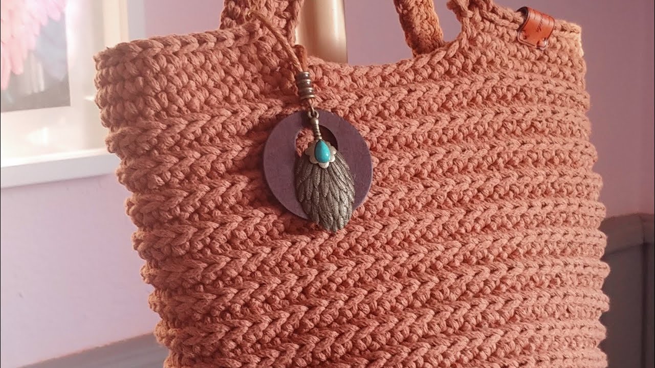 Gehäkelte Tasche mit Zopf-Muster.