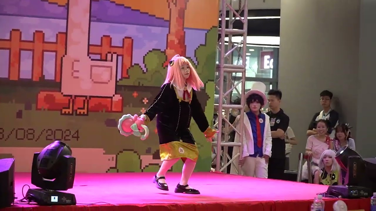 Anya cosplay show.