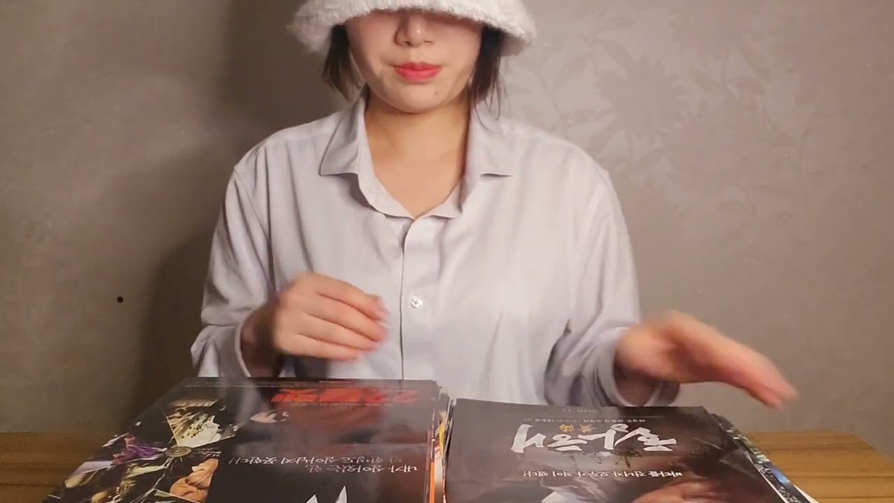 ASMR page turning movie poster , finger licking 영화포스터 넘기기 백색소음 책넘기는소리