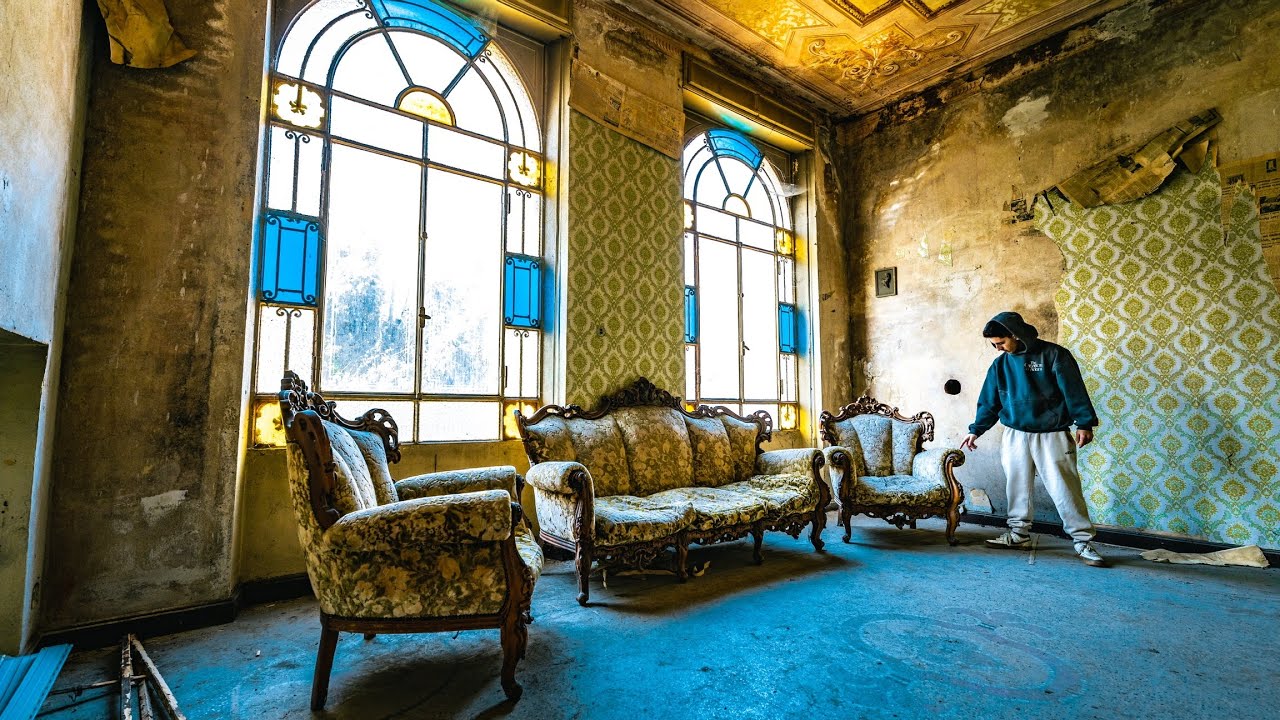 ¿Que hacen estos SILLONES aquí? ABANDONARON esta INCREÍBLE CASONA 