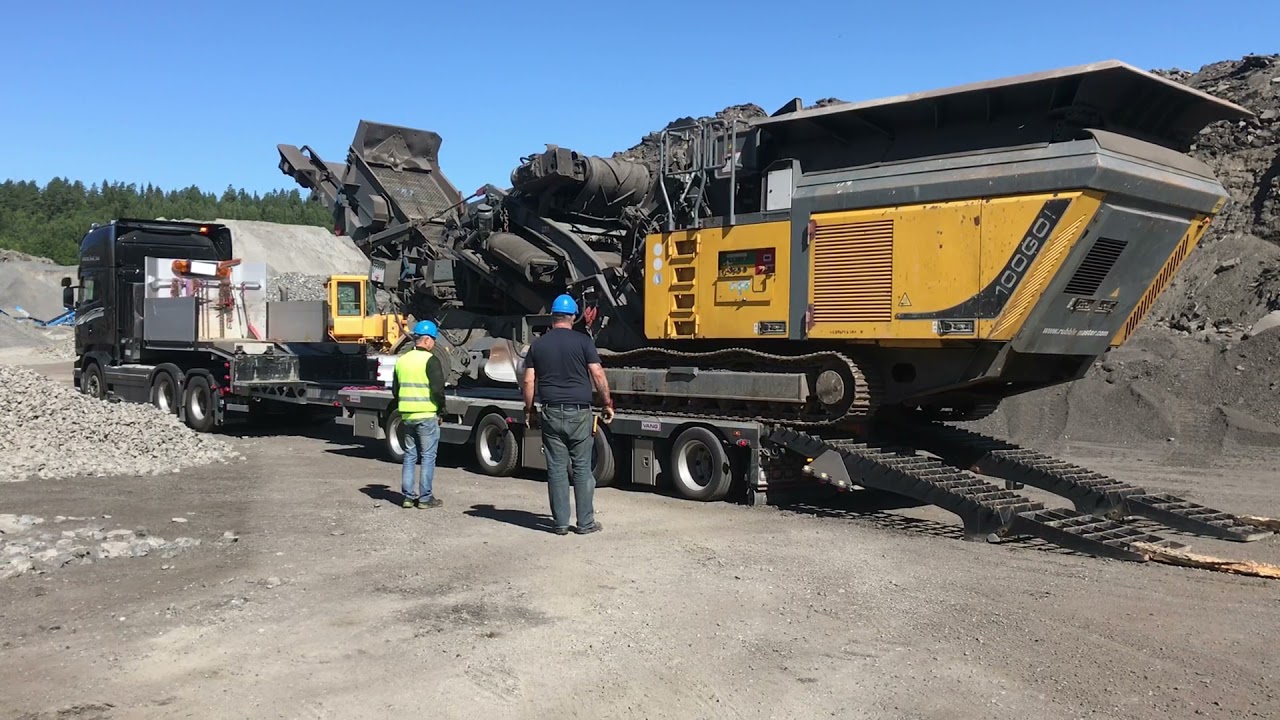 Rubblemaster 100GO belts on 4 axle machine trailer, on the way to the next project #roxmaskin