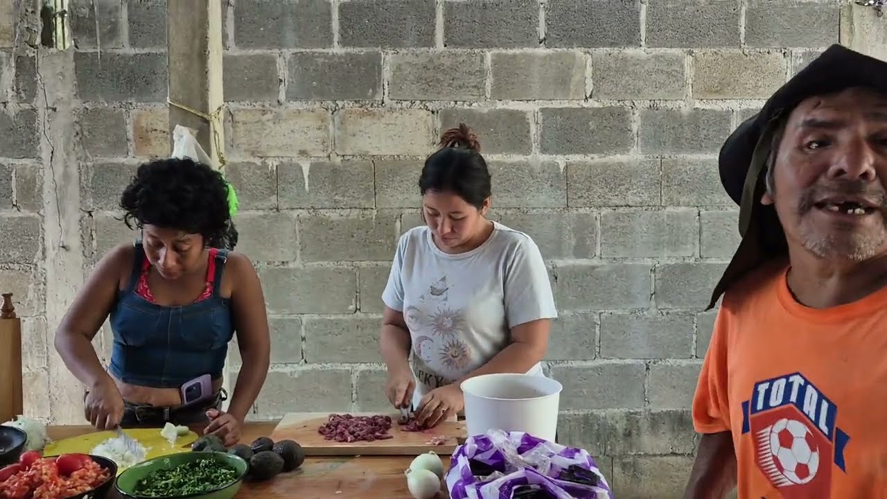 DOÑA VICKY le enseña a cocinar a MORELIA y MAYCOL se sorprende
