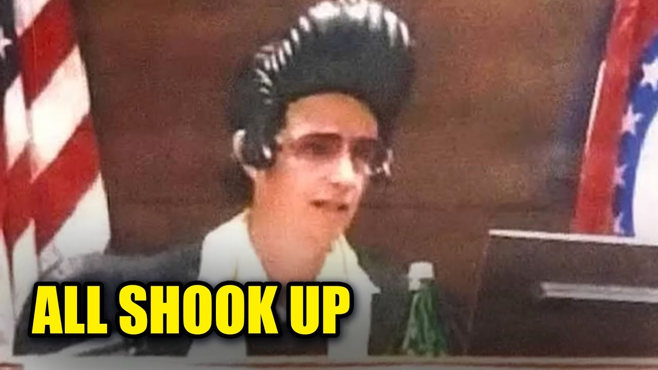 Судья покидает здание после скандала с париком Элвиса.