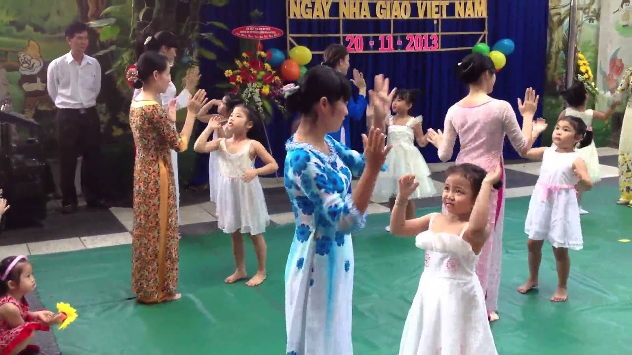 Sinh hoạt tại sân trường Mầm non Tư Thục Hạnh Phúc ngày 20/11/2013