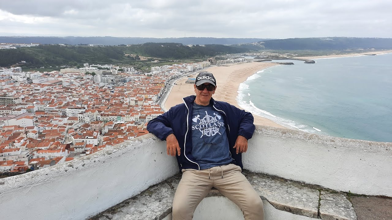 Nazaré, famosa por sus gigantescas olas y Monasterio de Alcobaça. Portugal. abril 2023.