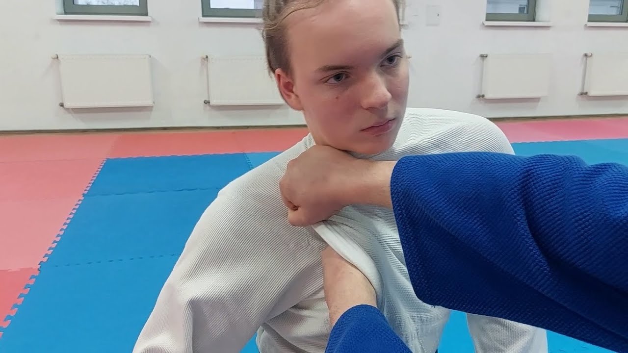 Judo - tsukkomi-jime - duszenie z pchnięcia (Judopedia)