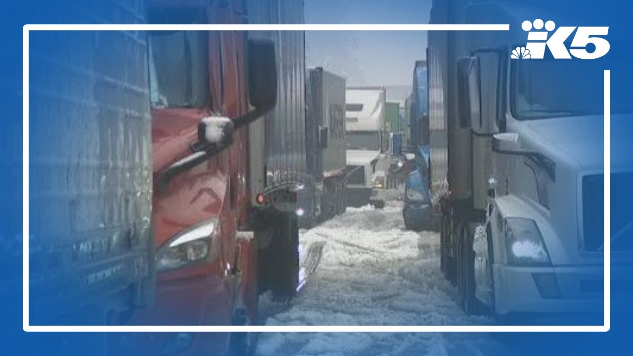 Снегопад и закрытие перевала создают пробки на перевале Снокуолми.