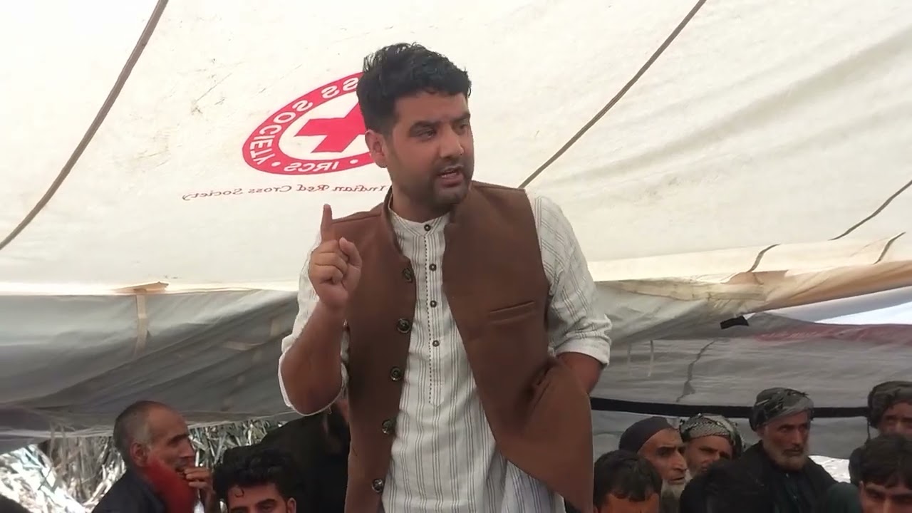 Congress leader Sheikh Zafrullah speaks at Dharna site in Gurinal Chatroo demanding a fair probe. 