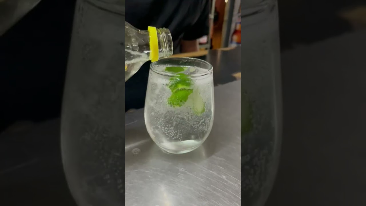 gin tonic cl&aacute;sico con twist de lim&oacute;n 🍋🍋🍋 #gin #gintonic #ginebra #tonica #world #bar
