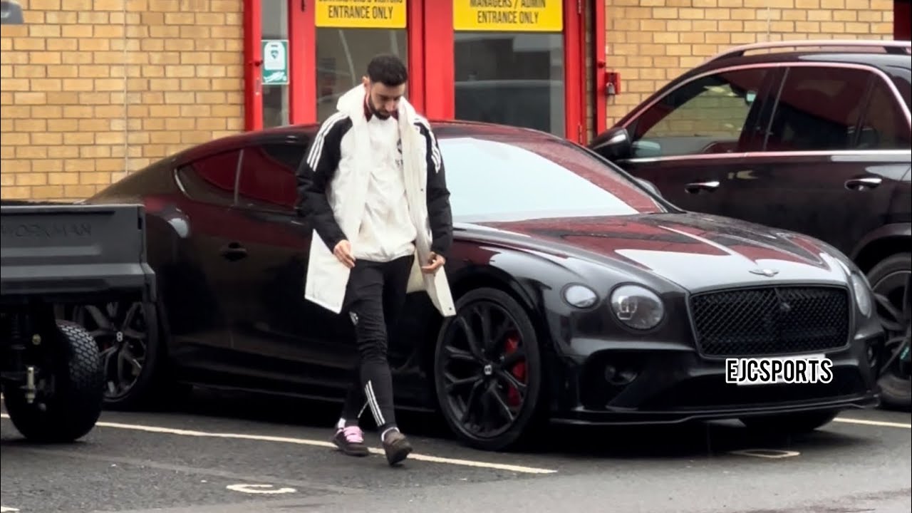 Manchester United players SURPRISE fans outside Old Trafford!