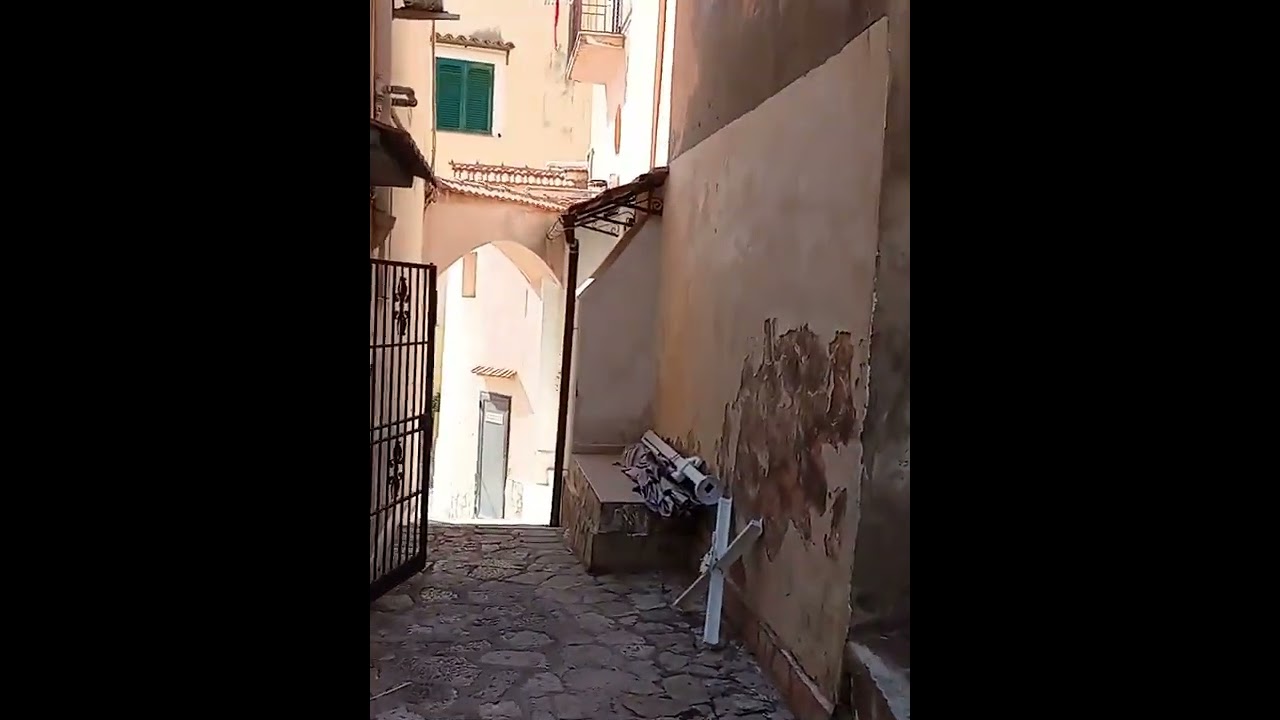 Salita del Castello nel cuore di Via Indipendenza - Gaeta