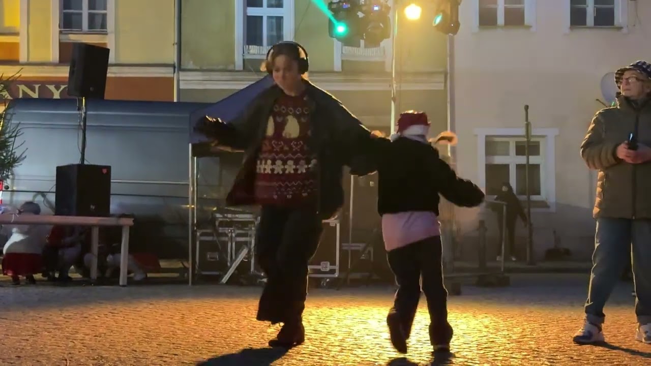 Święty Mikołaj zjechał na linie z Ratusza