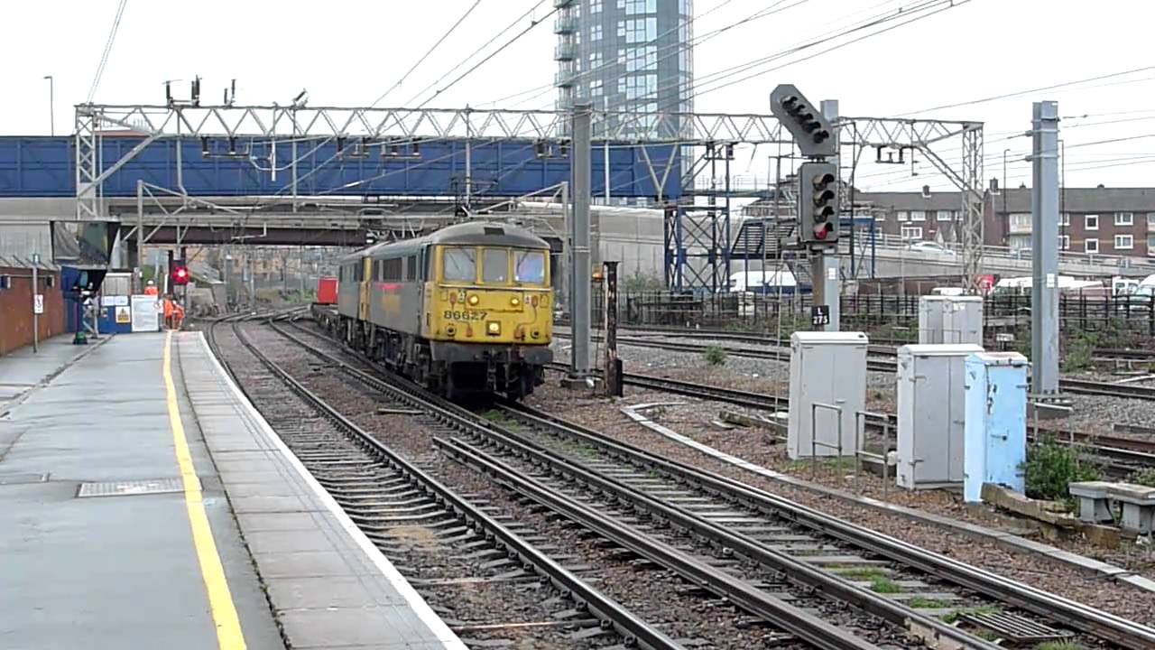 86627 & 86610, 4M54 Tilbury - Crewe, Stratford, 23/02/11.