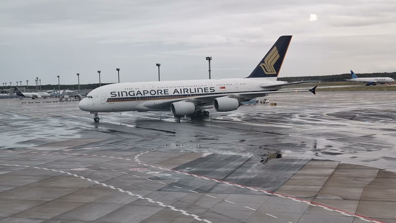 9V-SKW Singapore Airlines roll in A380 at frankfurt airport  #singapore #singaporeairlines 