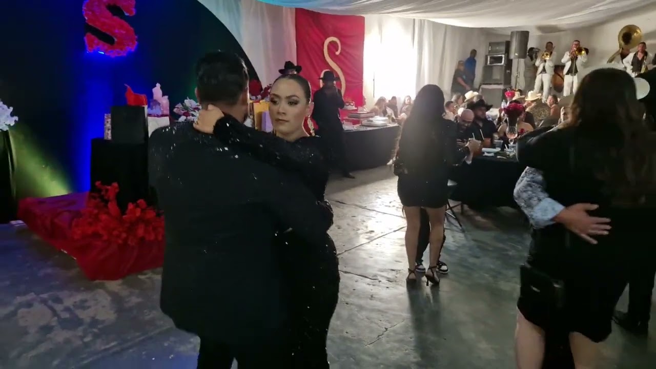 Sofia garza en sus 18 años acompañada de banda el sausito de don juan muños y familia