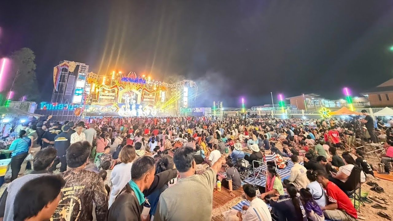 พี่หนุ่ม พาดูบรรยากาศงานคืนนี้คนเยอะมาก