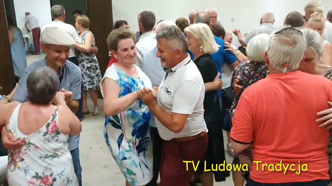 SIADŁA PSZCZÓŁKA NA JABŁONI I ZAPYLIŁA KWIAT potańcówka w Sycynie