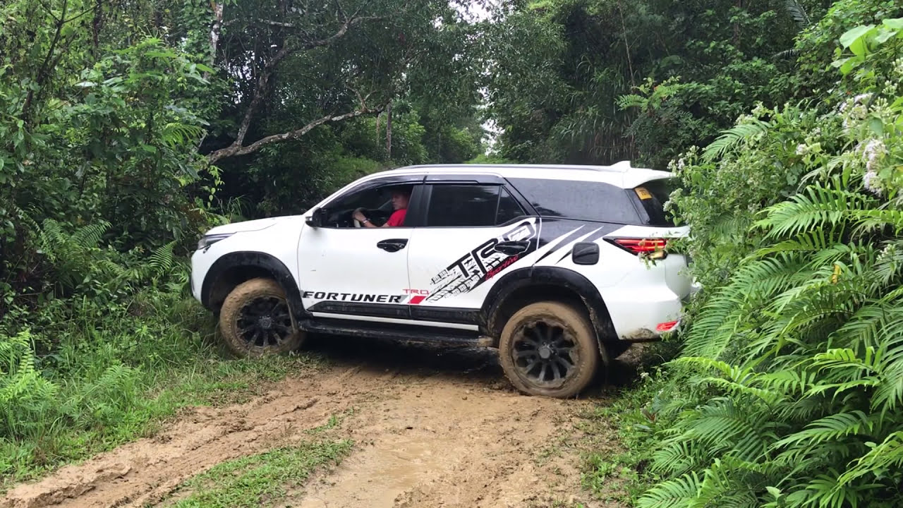 KAWAWANG FORTUNER SA MAPUTIK NA KALSADA SA BOHOL