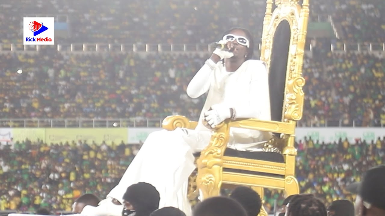 TAZAMA ZUCHU Alivyomuingiza DVOICE siku ya MWANANCHI/WAPIGA SHOW ya KIBABE
