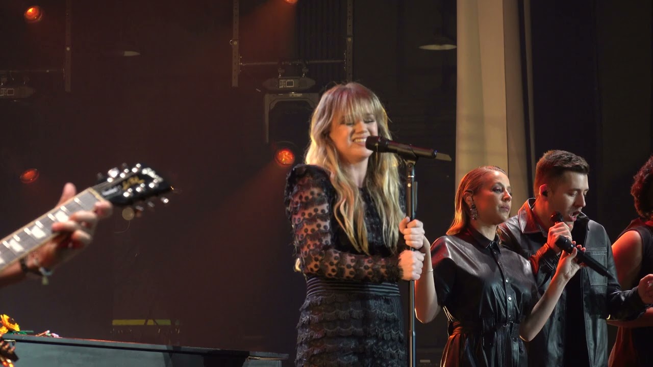 Kelly Clarkson - Walk Away, at the Bakkt Theater in Las Vegas on 12/30/2023
